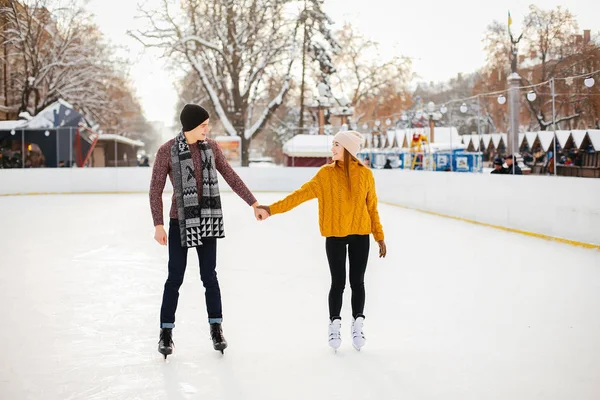 Casal bonito em uma arena de gelo — Fotografia de Stock