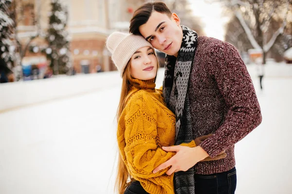 Χαριτωμένο ζευγάρι σε μια αρένα πάγου — Φωτογραφία Αρχείου