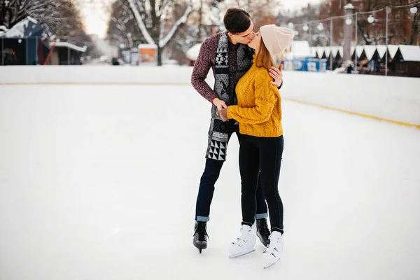 Casal bonito em uma arena de gelo — Fotografia de Stock