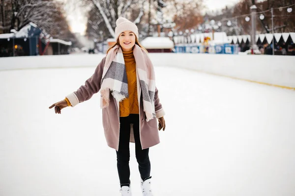 Мила і красива дівчина в зимовому місті — стокове фото