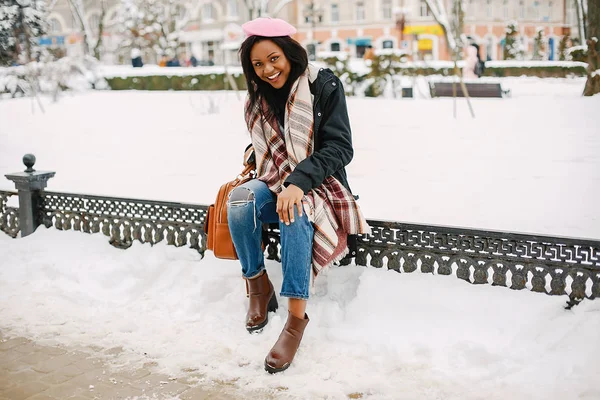 Menina preta elegante em uma cidade de inverno — Fotografia de Stock