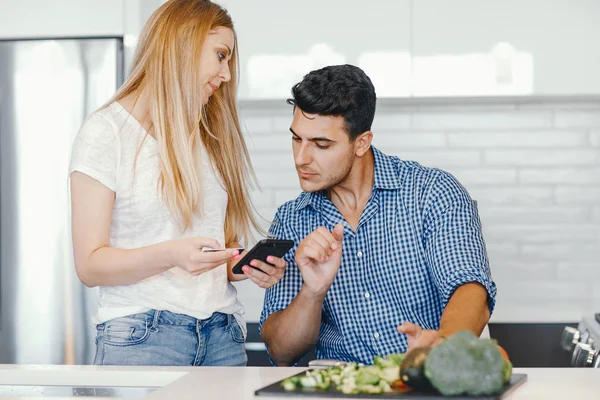 Pareja en casa en una cocina —  Fotos de Stock