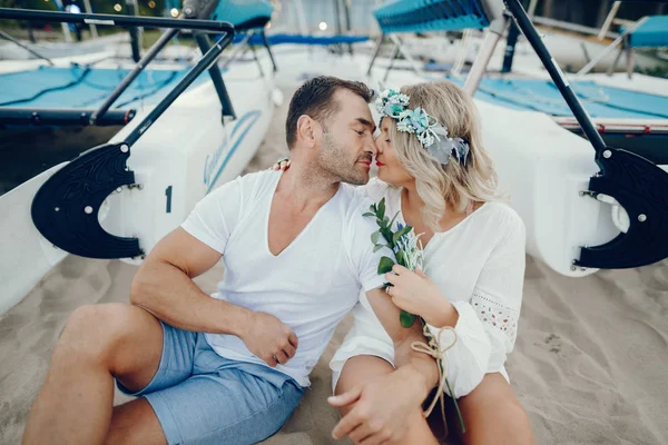 Elegante pareja adulta en una arena — Foto de Stock