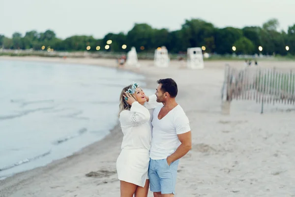 Elegante casal adulto perto do mar — Fotografia de Stock