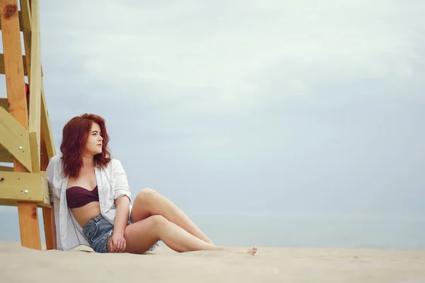 Söt tjej i en strand — Stockfoto