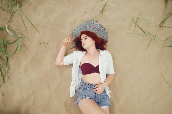 Menina bonita em uma praia — Fotografia de Stock