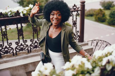 Bir yaz şehirde Afrikalı kız