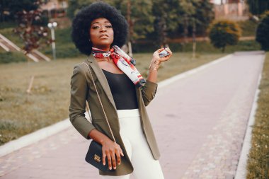 Bir yaz şehirde Afrikalı kız