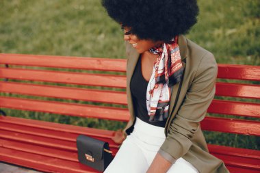 Bir yaz şehirde Afrikalı kız