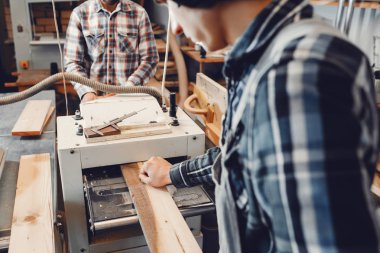 Marangoz bir ağaçla çalışır.