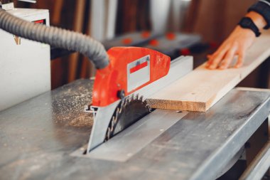 Marangoz bir ağaçla çalışır.