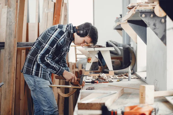 De timmerman werkt met een boom — Stockfoto