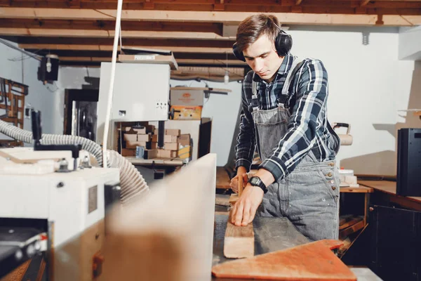 De timmerman werkt met een boom — Stockfoto