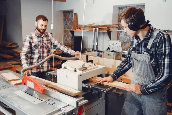 Twee Mannen Kerven Een Boom Timmerlieden Werken Een Studio Een — Stockfoto