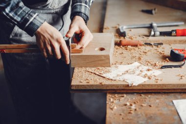 Marangoz bir ağaçla çalışır.