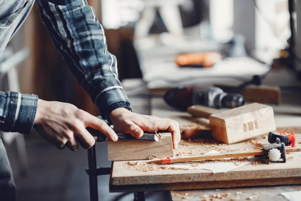 De timmerman werkt met een boom — Stockfoto