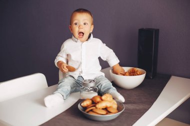 Evdeki küçük çocuk.