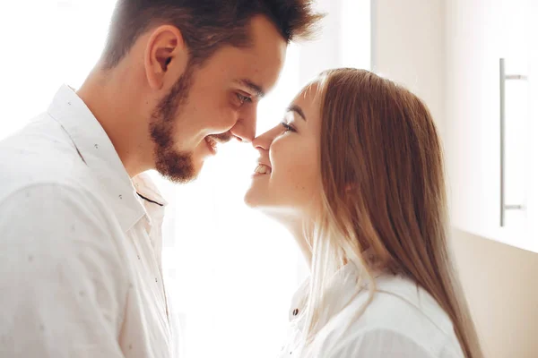 Casal bonito em casa — Fotografia de Stock