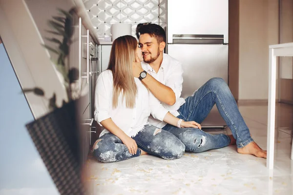 Hermosa pareja en casa — Foto de Stock