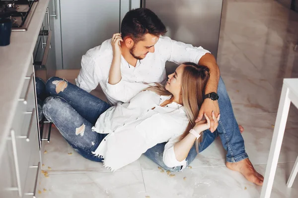 Casal bonito em casa — Fotografia de Stock