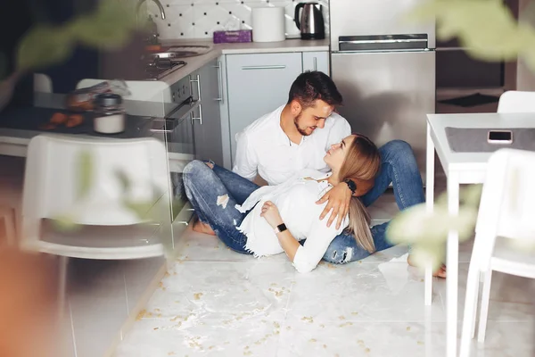 Beautiful couple at home — Stock Photo, Image