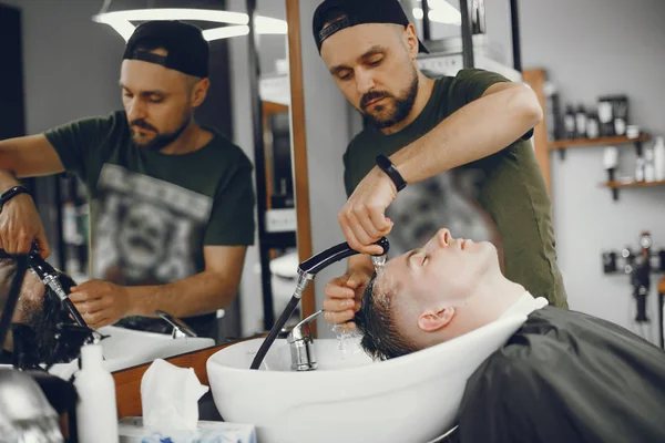 Mann im Friseurladen. — Stockfoto