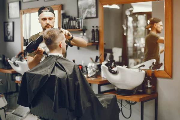 Un hombre hace una estiba en el barbero —  Fotos de Stock