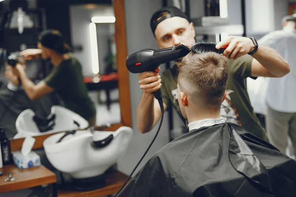 Mann verstaut sich im Friseursalon — Stockfoto