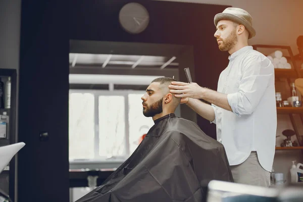 A man cuts hair in a barbershop — Stock Photo, Image