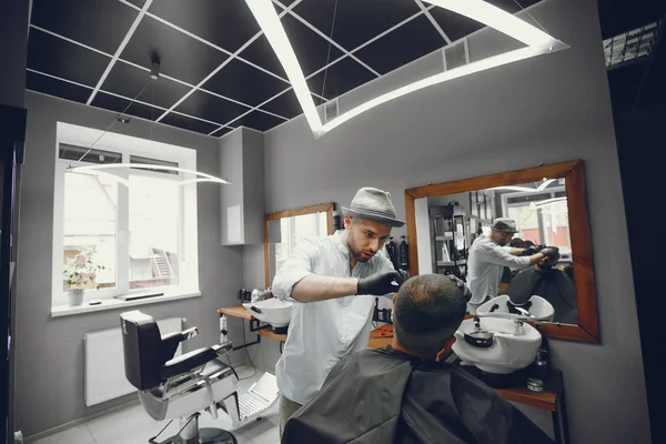 The man cuts his beard in the barbershop — Stock Photo, Image