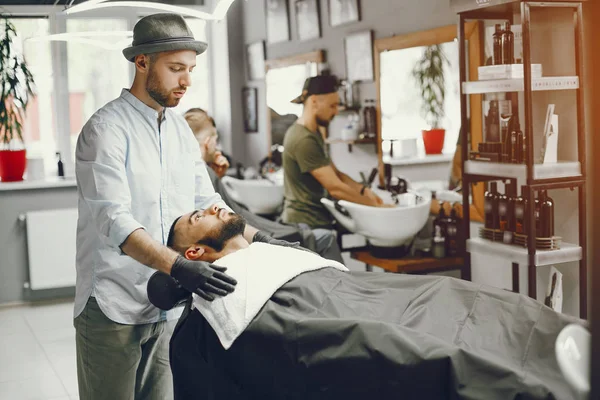Мужчина порезал бороду в парикмахерской — стоковое фото