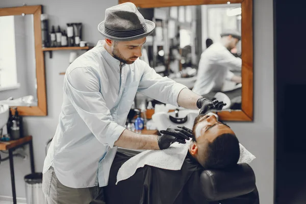 The man cuts his beard in the barbershop — Stock Photo, Image