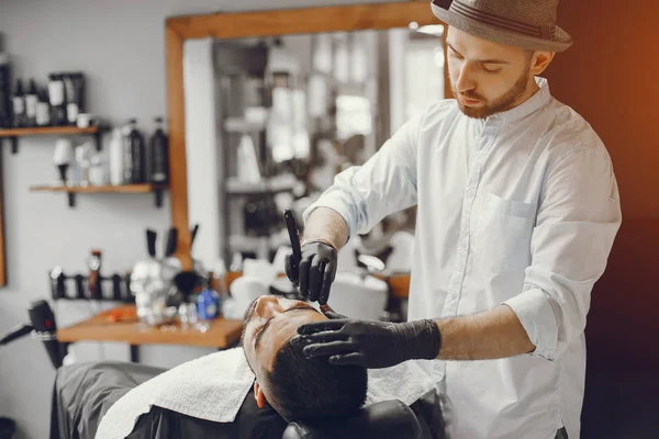 Człowiek wycina brodę w salonie fryzjerskim — Zdjęcie stockowe