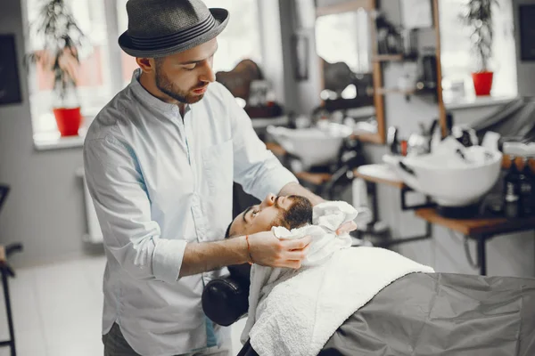 Чоловік вирізає бороду в перукарні — стокове фото
