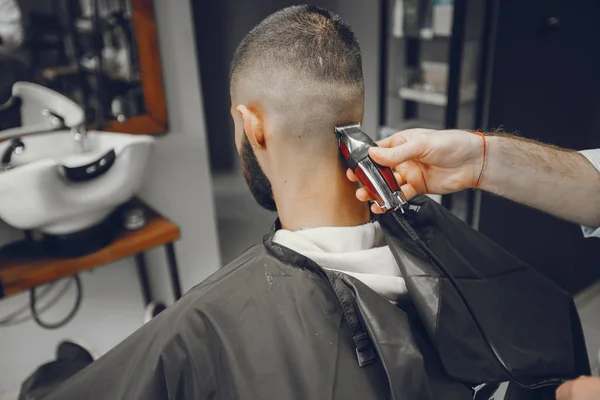 Mann schneidet Haare in Friseursalon. — Stockfoto