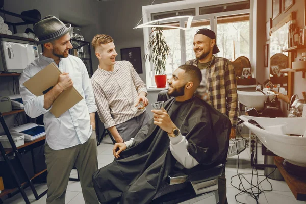 Amigos se divierten en la barbería —  Fotos de Stock