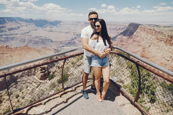 Pareja explorando el gran cañón en Arizona — Foto de Stock