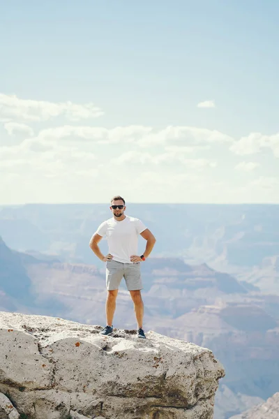 Man utforska den stora kanjonen i Arizona — Stockfoto
