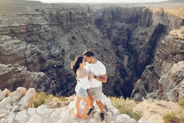 Pareja explorando el gran cañón en Arizona — Foto de Stock