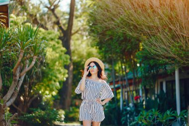 esmer kız bahçesine doğru yürüyüş