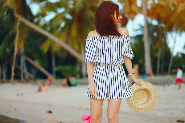 Menina bonita andando ao longo da praia — Fotografia de Stock