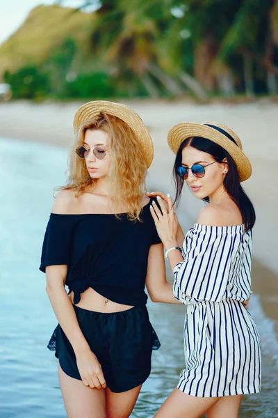 Dwie dziewczyny spaceru wzdłuż plaży — Zdjęcie stockowe