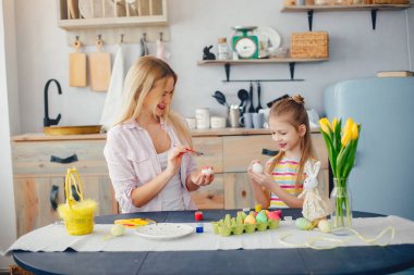 Anne ve küçük kızı mutfakta.