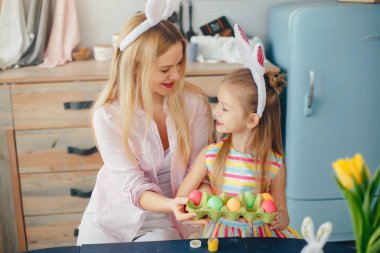 Anne ve küçük kızı mutfakta.