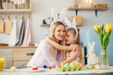 Anne ve küçük kızı mutfakta.