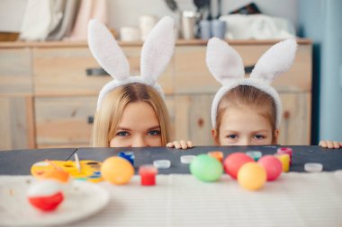 Anne ve küçük kızı mutfakta.