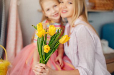 Anne ve küçük çocuk evde.