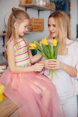 Anne ve küçük çocuk evde.