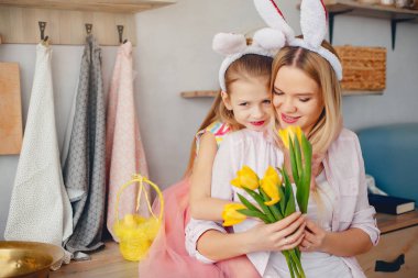 Anne ve küçük çocuk evde.