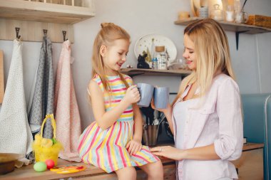 Anne ve küçük kızı bir odada.